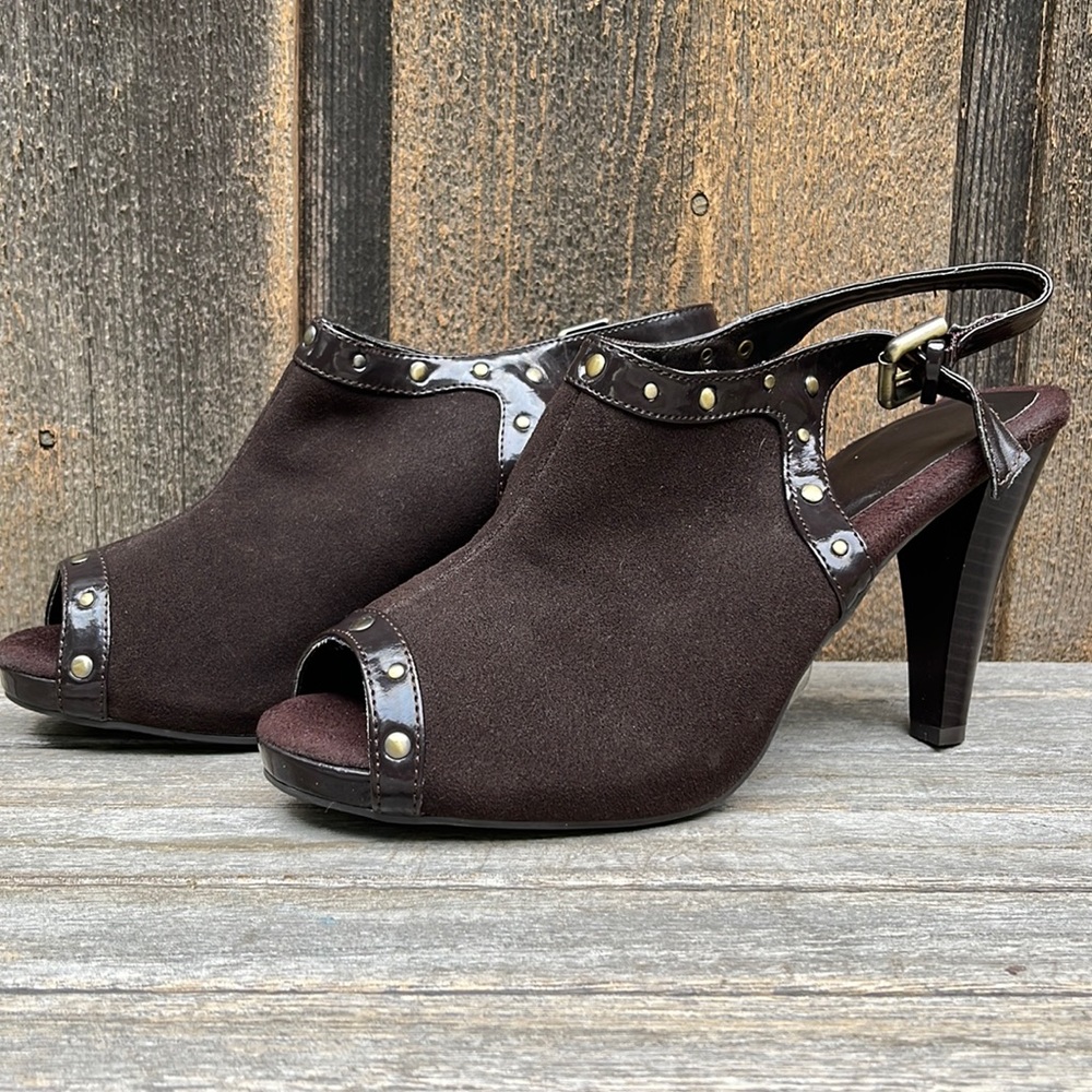 NWT Avon Brown ‘Suede’ Studded Peep Toe High Heels Sz 8/39 3.5” Heel